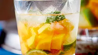 Mango-Caipirinha Rezept - Foto: LECKER @ Bauer Media Group Mango-Caipirinha Rezept - Foto: LECKER @ Bauer Media Group