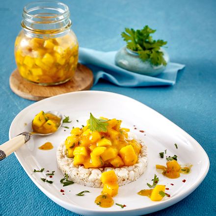 Mango-Chutney auf Reiswaffeln Rezept Mango-Chutney auf Reiswaffeln Rezept