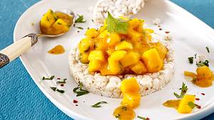 Mango-Chutney auf Reiswaffeln Rezept - Foto: House of Food / Bauer Food Experts KG