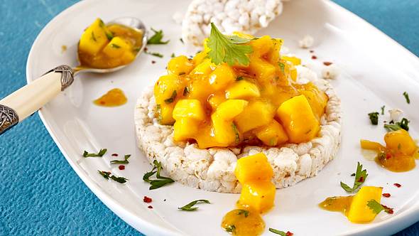 Mango-Chutney auf Reiswaffeln Rezept - Foto: House of Food / Bauer Food Experts KG