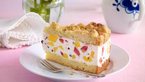 Mango-Erdbeer-Kuchen mit Butterstreuseln Rezept - Foto: House of Food / Bauer Food Experts KG