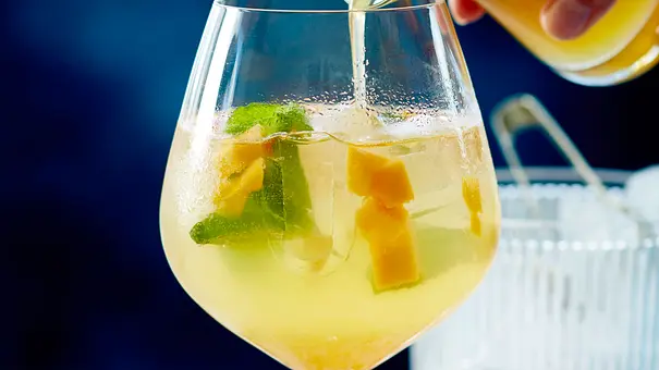 Mango-Maracuja-Spritz Rezept - Foto: LECKER @ Bauer Media Group