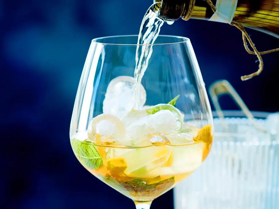 Mango-Maracuja-Spritz als Aperitif fürs vegane Ostermenü