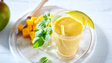 Mango-Minze-Milchshake Rezept - Foto: LECKER @ Bauer Media Group Mango-Minze-Milchshake Rezept - Foto: LECKER @ Bauer Media Group