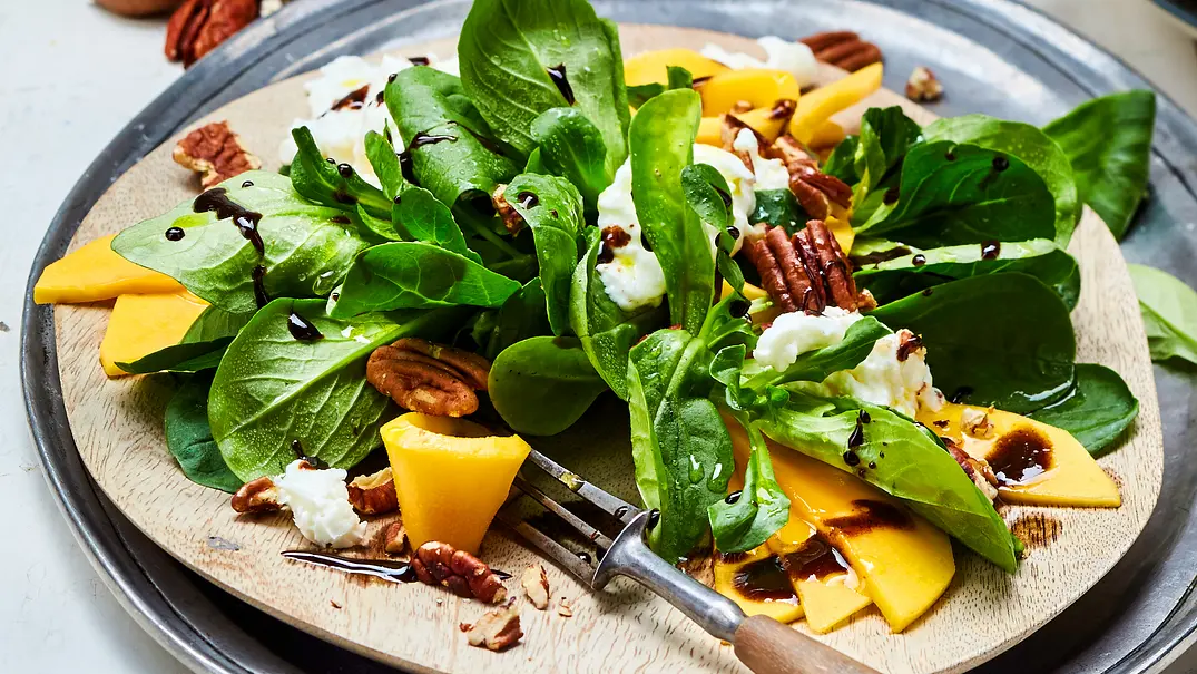 Mango-Mozzarella auf Feldsalat Rezept - Foto: LECKER @ Bauer Media Group