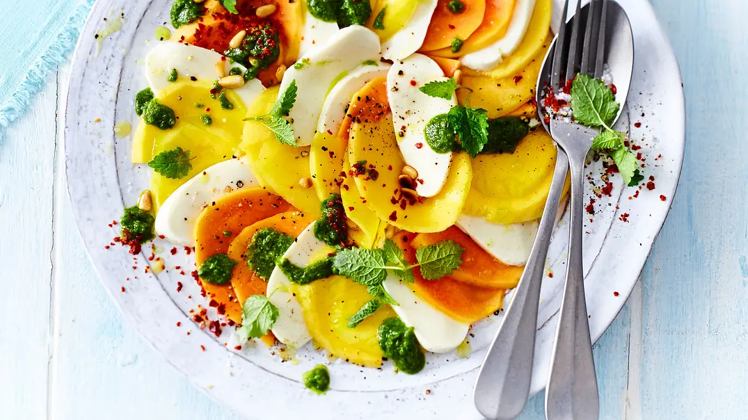Mango-Papaya-Caprese mit Melisse-Pesto Rezept - Foto: LECKER @ Bauer Media Group Mango-Papaya-Caprese mit Melisse-Pesto Rezept - Foto: LECKER @ Bauer Media Group