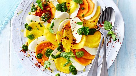 Mango-Papaya-Caprese mit Melisse-Pesto auf weißem Teller mit Besteck - Foto: House of Food / Bauer Food Experts KG