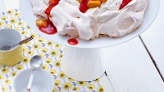 Mango-Pavlova mit Vanille-Sahne und Erdbeersoße Rezept - Foto: House of Food / Bauer Food Experts KG