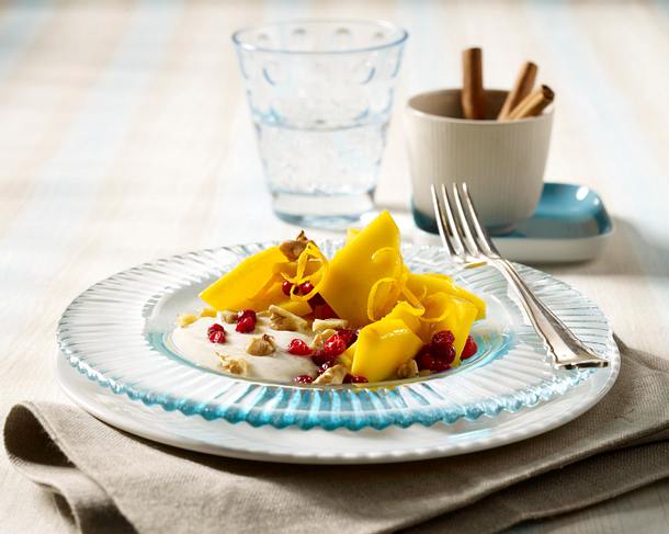 Mango-Preiselbeer-Salat mit Zimt-Mascarpone und Walnüssen Rezept