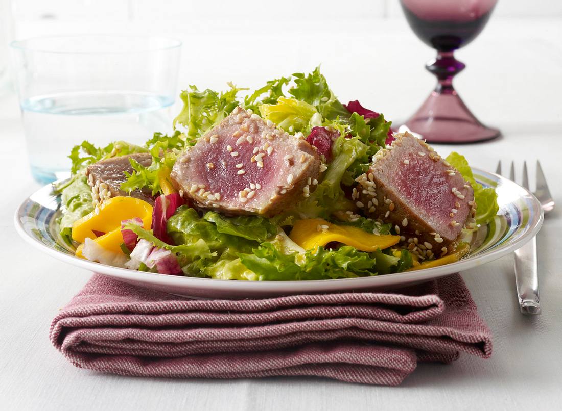 Mango-Salat mit gebratenem Sesam-Thunfisch Rezept | LECKER