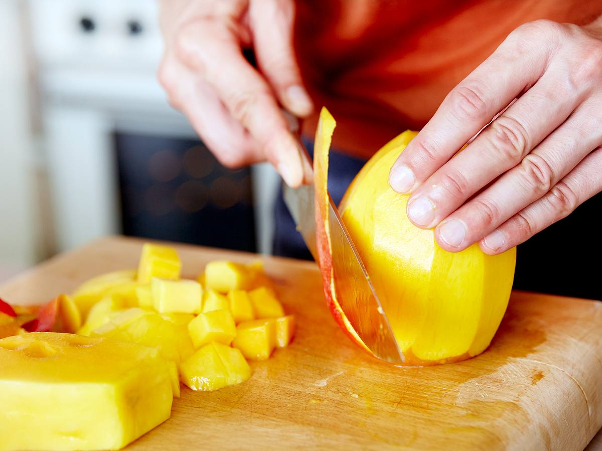 Mango schälen und vom Stein schneiden