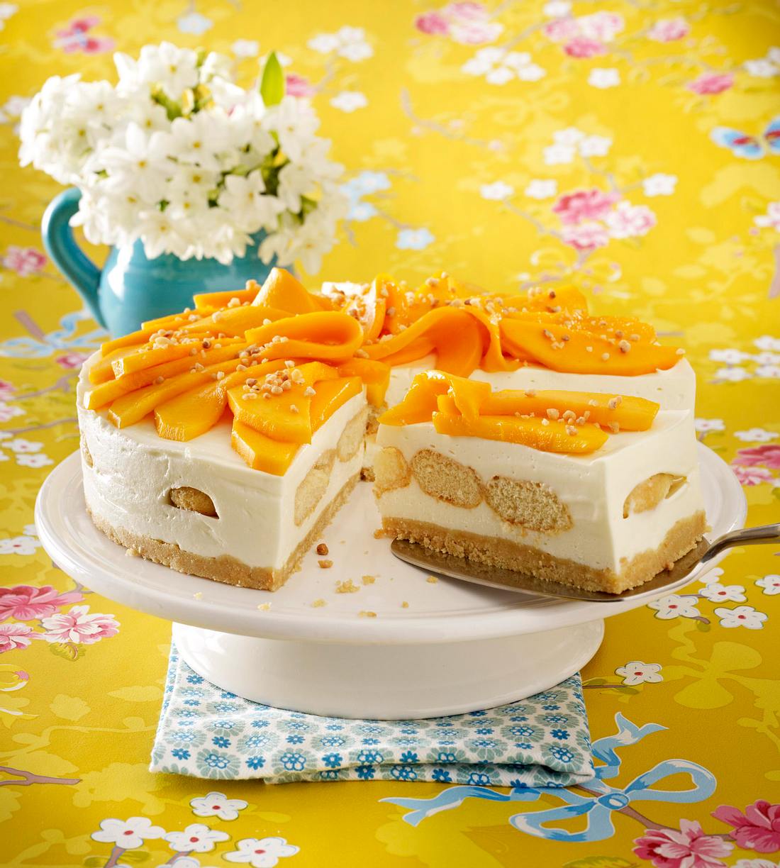 Mango-Tiramisu-Torte mit Haselnuss-Krokant Rezept | LECKER