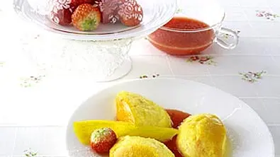Mangoflan-Nocken mit Erdbeersoße Rezept - Foto: LECKER @ Bauer Media Group