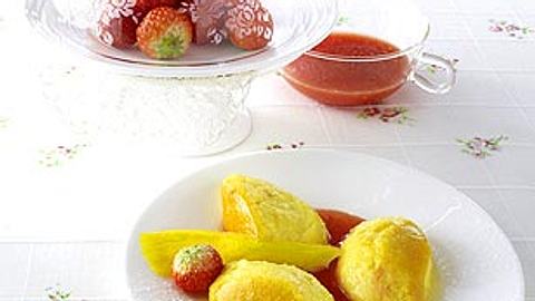 Mangoflan-Nocken mit Erdbeersoße Rezept - Foto: House of Food / Bauer Food Experts KG