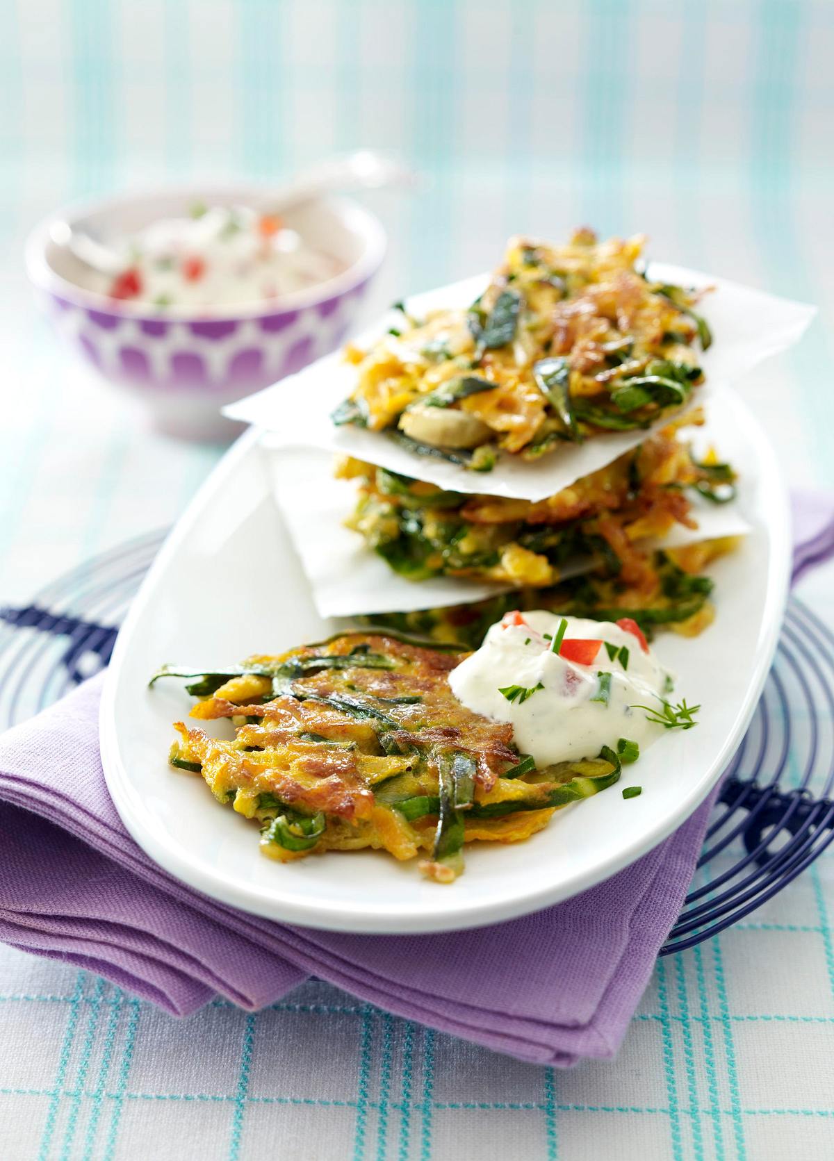 Mangold-Möhren-Rösti mit Frischkäse-Tomaten-Dip Rezept