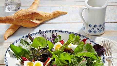 Mangold-Wildkräuter-Salat mit Orangen-Senfdressing Rezept - Foto: House of Food / Bauer Food Experts KG
