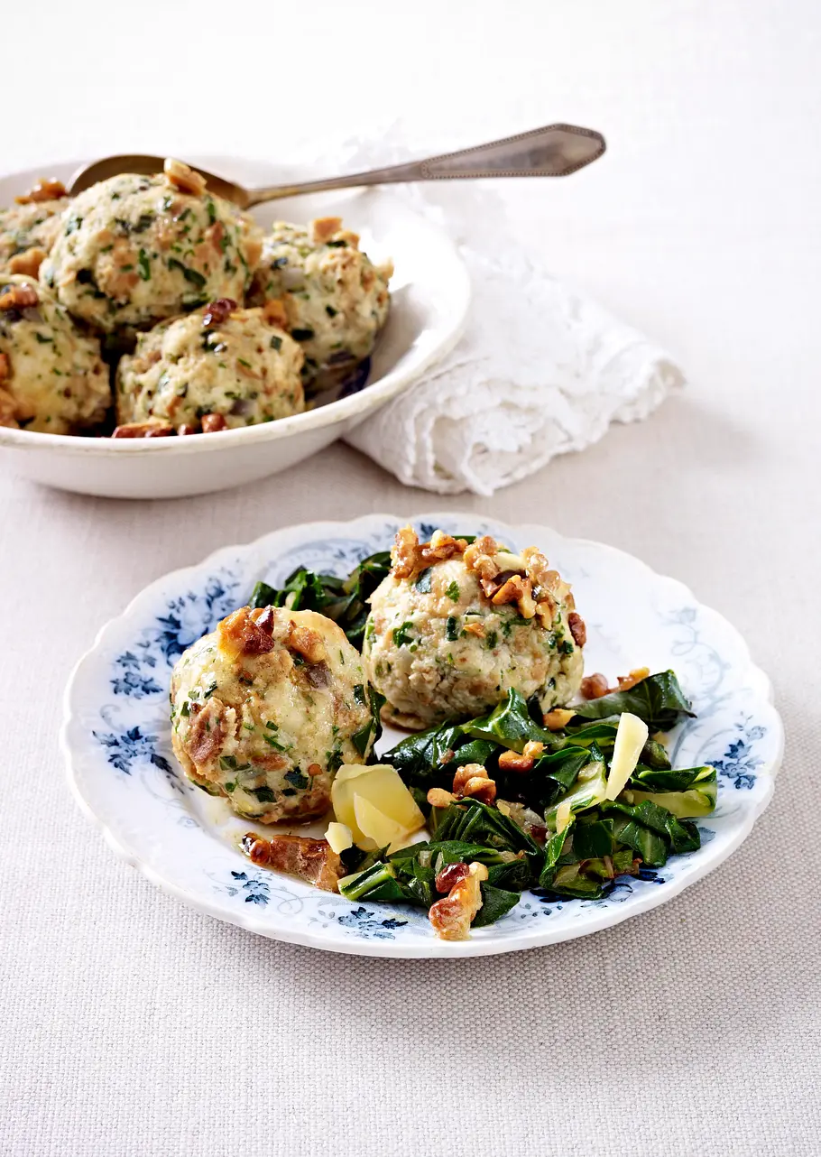 Mangoldknödel mit Walnussbutter und Parmesan Rezept Mangoldknödel mit Walnussbutter und Parmesan Rezept