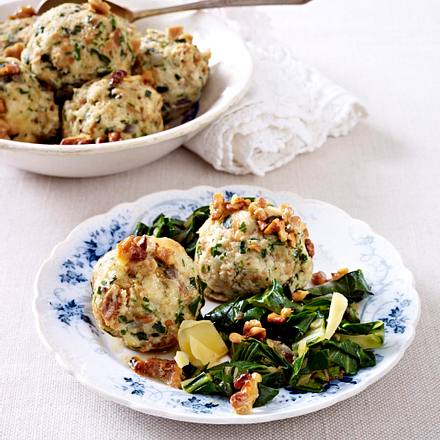 Mangoldknödel mit Walnussbutter und Parmesan Rezept Mangoldknödel mit Walnussbutter und Parmesan Rezept