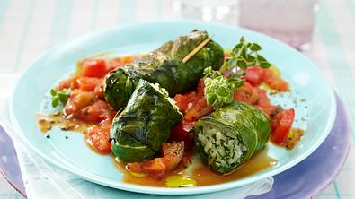 Mangoldröllchen mit Kräuterreis-Frischkäsefüllung zu Paprika-Tomaten-Auberginen-Sugo Rezept - Foto: LECKER @ Bauer Media Group