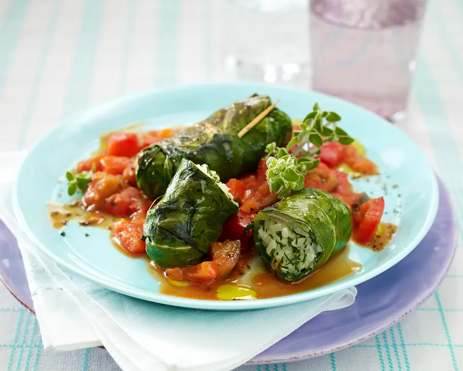 Mangoldröllchen mit Kräuterreis-Frischkäsefüllung zu Paprika-Tomaten-Auberginen-Sugo Rezept