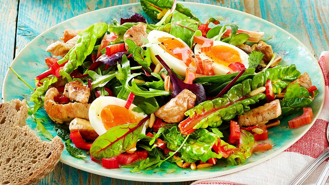 Mangoldsalat mit Ei & Putenstreifen Rezept - Foto: LECKER @ Bauer Media Group