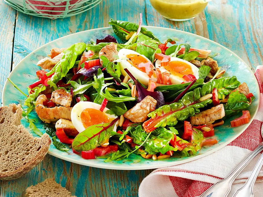 Mangoldsalat mit Ei & Putenstreifen Rezept