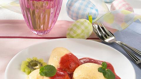 Mangomousse mit Erdbeersoße Rezept - Foto: House of Food / Bauer Food Experts KG