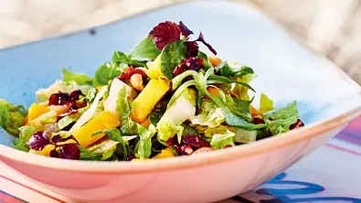 Mangosalat mit Nusskernmix Rezept - Foto: LECKER @ Bauer Media Group
