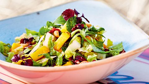 Mangosalat mit Nusskernmix Rezept - Foto: House of Food / Bauer Food Experts KG