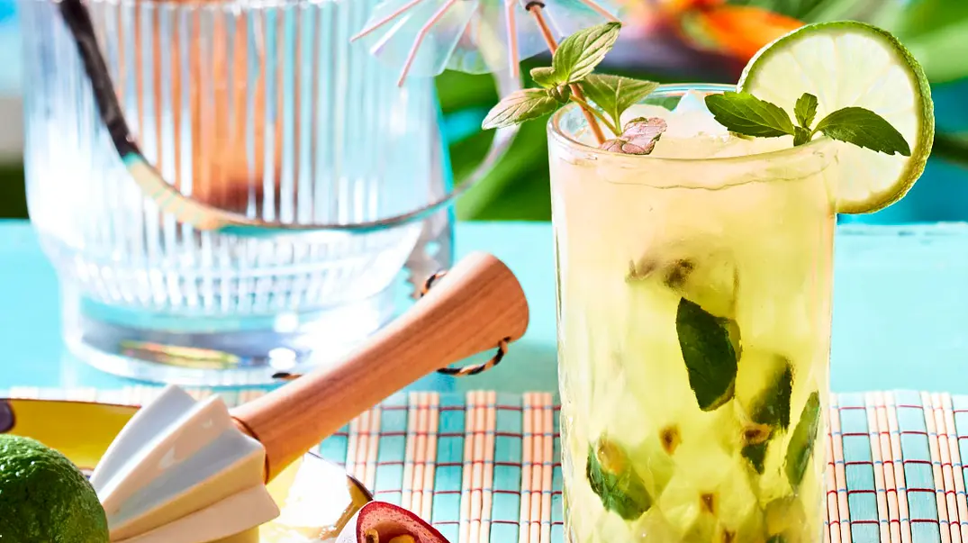 Maracuja-Mojito Sundowner Rezept - Foto: LECKER @ Bauer Media Group Maracuja-Mojito Sundowner Rezept - Foto: LECKER @ Bauer Media Group