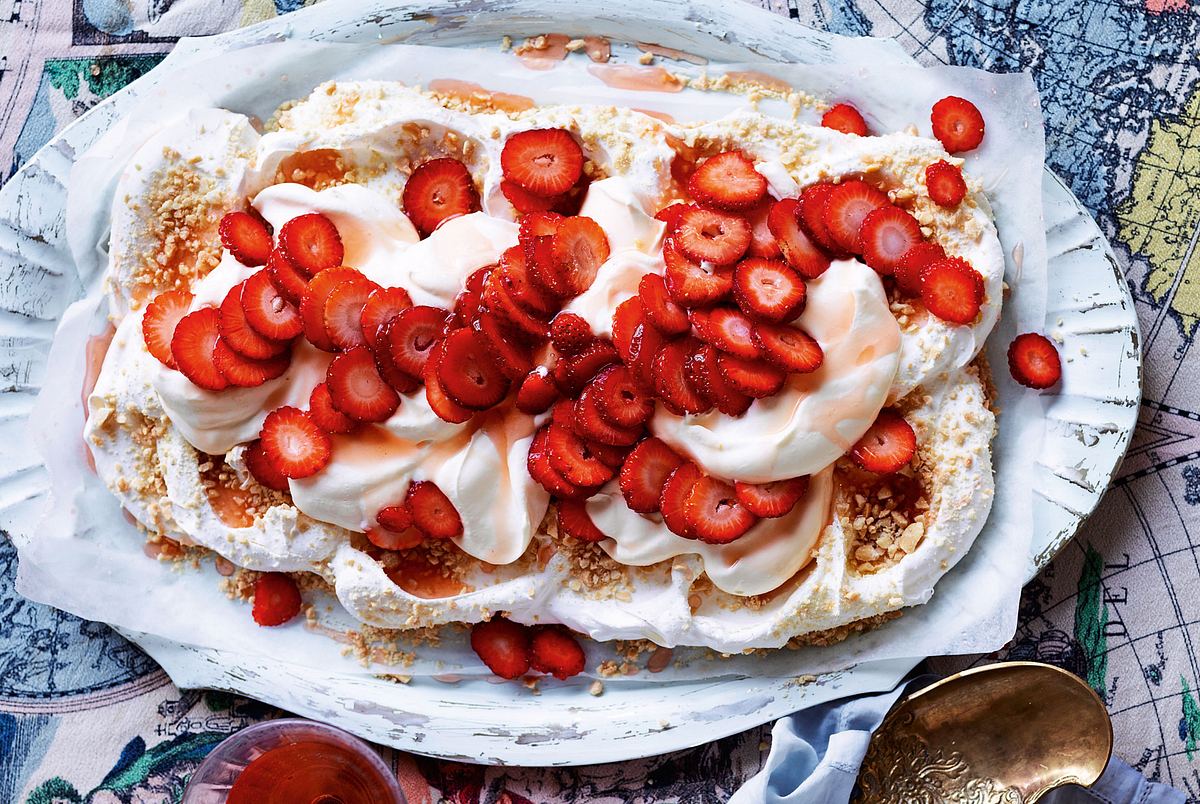 Märchenhafte Erdbeer-Pavlova mit Nussknusper Rezept