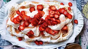 Märchenhafte Erdbeer-Pavlova mit Nussknusper Rezept - Foto: LECKER @ Bauer Media Group Märchenhafte Erdbeer-Pavlova mit Nussknusper Rezept - Foto: LECKER @ Bauer Media Group