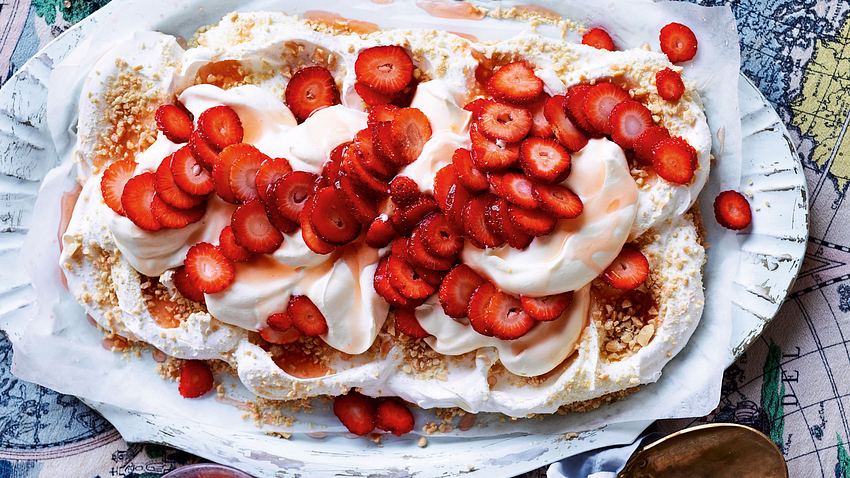 Märchenhafte Erdbeer-Pavlova mit Nussknusper Rezept - Foto: House of Food / Bauer Food Experts KG