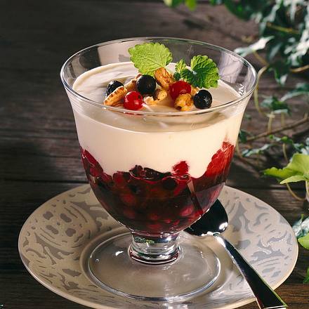 Marinierte Beeren mit Zitronen-Quarkcreme Rezept Marinierte Beeren mit Zitronen-Quarkcreme Rezept