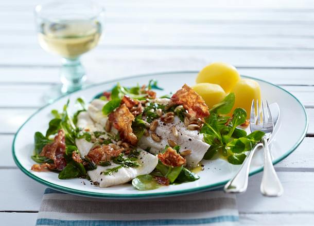 Marinierte Felchen mit Vogerlsalat und knusprigem Speck Rezept Marinierte Felchen mit Vogerlsalat und knusprigem Speck Rezept