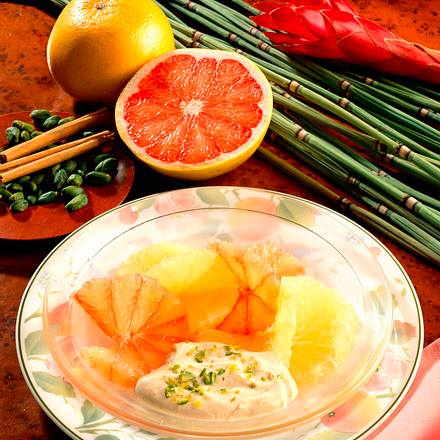 Marinierte Grapefruitscheiben mit Zimt-Crème fraîche Rezept Marinierte Grapefruitscheiben mit Zimt-Crème fraîche Rezept