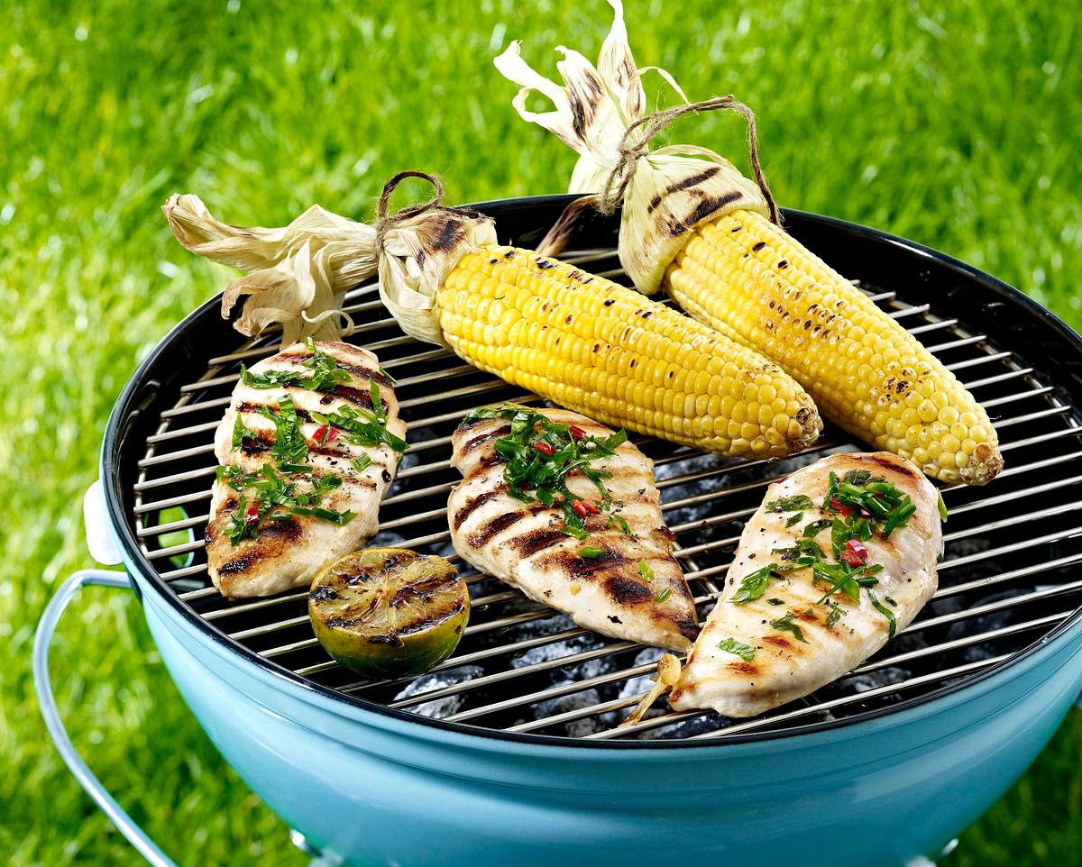 Marinierte Hähnchenfilets vom Grill und gegrillte Maiskolben Rezept