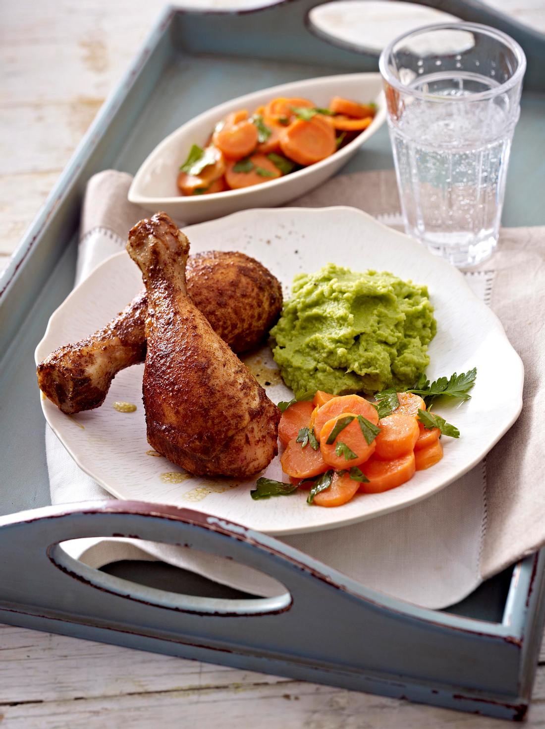 Marinierte Hähnchenkeulen auf Erbsenpüree zu Petersilien-Möhren Rezept ...