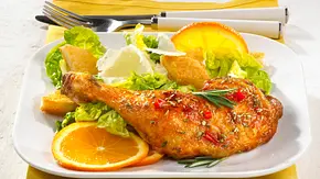 Marinierte Hähnchenschenkel mit Caesar Salat Rezept - Foto: LECKER @ Bauer Media Group