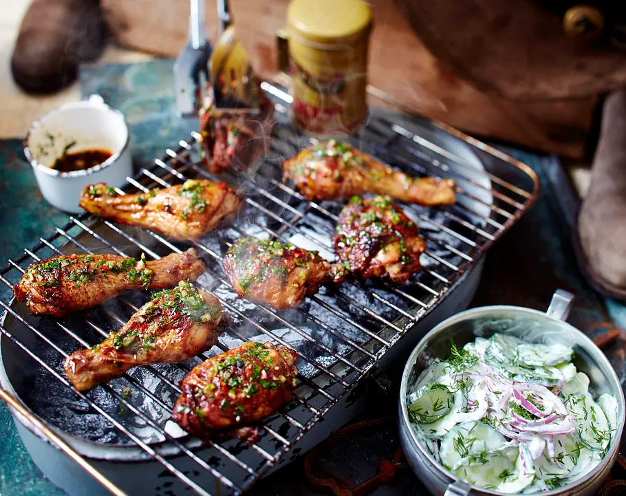 Marinierte Hähnchenteile vom Grill mit Gurkensalat Rezept Marinierte Hähnchenteile vom Grill mit Gurkensalat Rezept