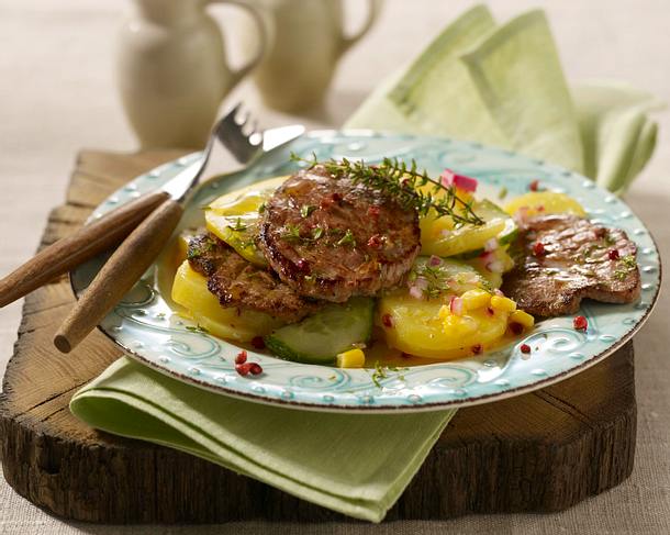 Marinierte Kalbsschnitzelchen mit Kartoffel-Gurkensalat Rezept Marinierte Kalbsschnitzelchen mit Kartoffel-Gurkensalat Rezept