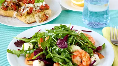 Marinierte Knoblauch-Garnelen mit gemischtem Salat Rezept - Foto: LECKER @ Bauer Media Group