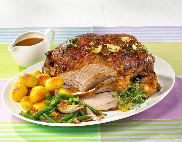 Marinierte Lammkeule mit grünen Bohnen und Röstkartoffeln Rezept Marinierte Lammkeule mit grünen Bohnen und Röstkartoffeln Rezept