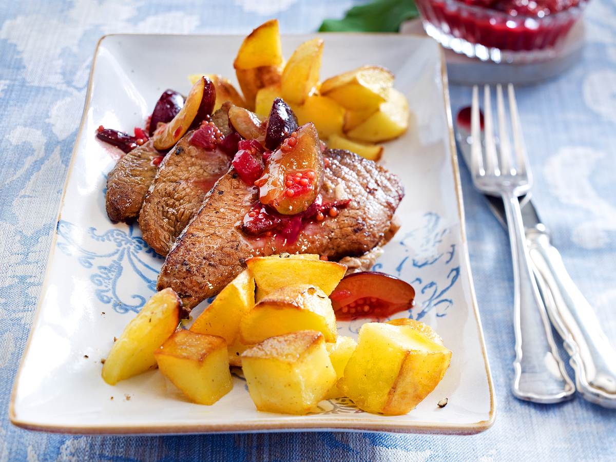 Marinierte Mini-Schnitzel mit Pflaumen-Chutney und Ofenkartoffeln Rezept