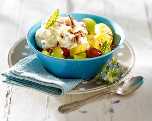 Marinierte Minibananen und Trauben mit Tobleronecreme Rezept Marinierte Minibananen und Trauben mit Tobleronecreme Rezept