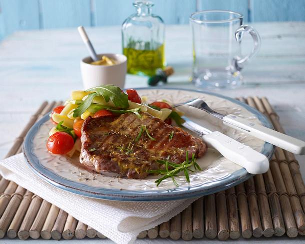 Marinierte Nackensteaks mit Nudelsalat Rezept Marinierte Nackensteaks mit Nudelsalat Rezept