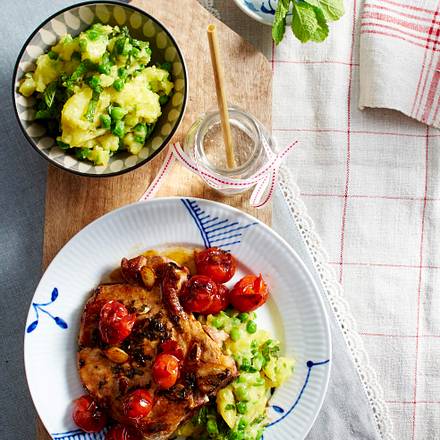 Marinierte Schweinekoteletts mit Erbsen-Minz-Püree und Kirschtomaten Rezept