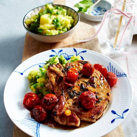 Marinierte Schweinekoteletts mit Erbsen-Minz-Püree und Kirschtomaten Rezept