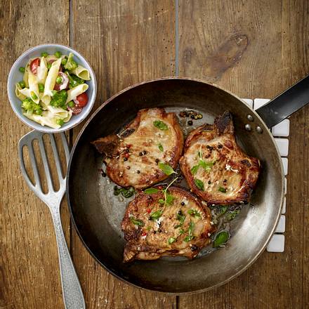Marinierte Schweinekoteletts mit Nudelsalat Rezept Marinierte Schweinekoteletts mit Nudelsalat Rezept