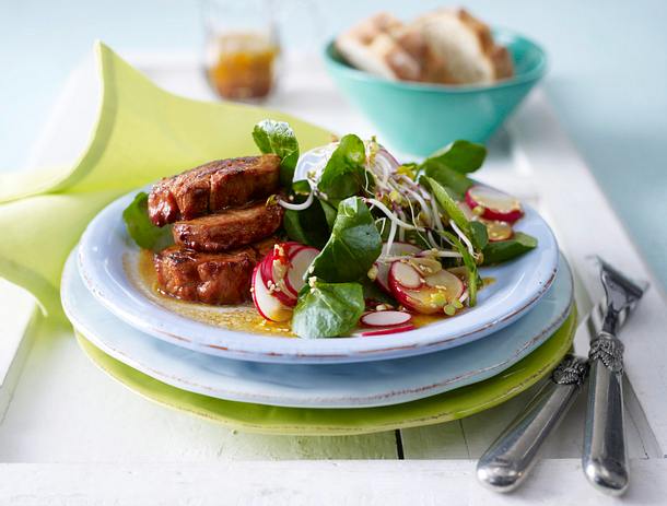 Marinierte Schweinemedaillons auf Brunnenkressesalat Rezept Marinierte Schweinemedaillons auf Brunnenkressesalat Rezept